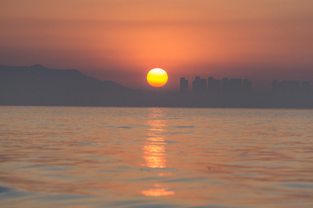 美丽的日落海滨