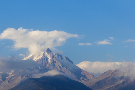 白雪皑皑的山峰