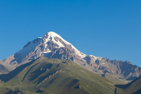 白雪皑皑的山峰