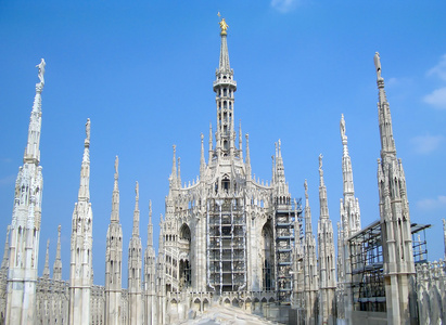 麦当娜雕像米兰哥特式大教堂的屋顶上