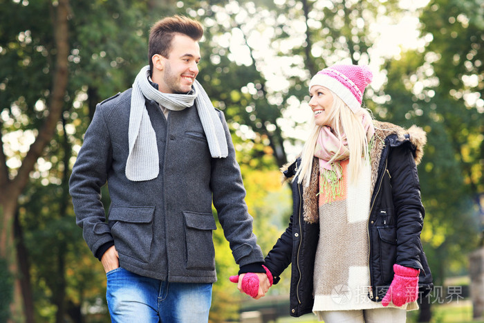 年轻情侣在公园散步