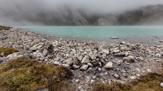 美丽的山湖用反射最近山