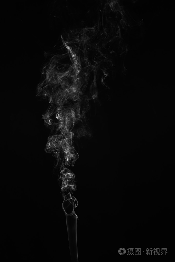 抽象烟雾在黑色背景上移动