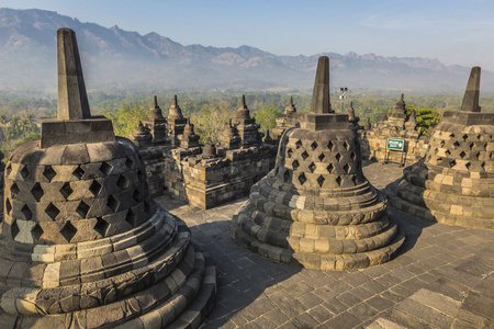 世界遗产及最大佛教寺庙中 Yogjak 婆罗浮屠