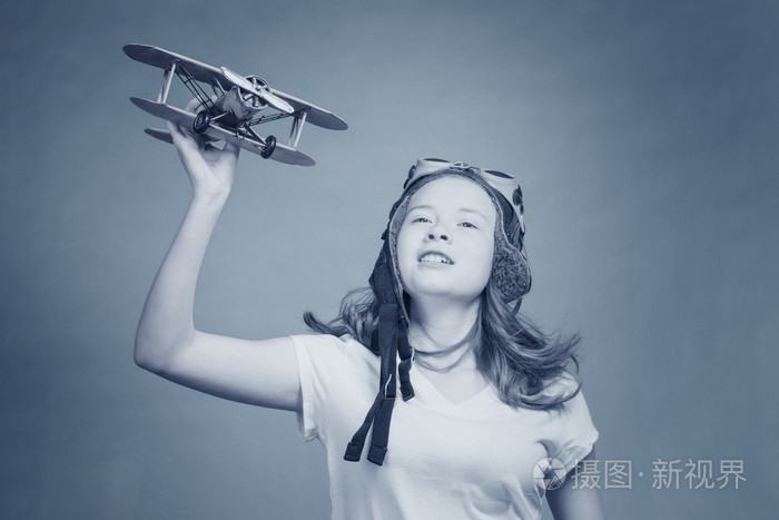 可爱的小女孩玩飞机模型