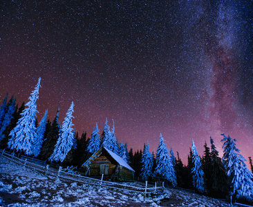 小屋在山中。梦幻般的冬天流星的雨和雪