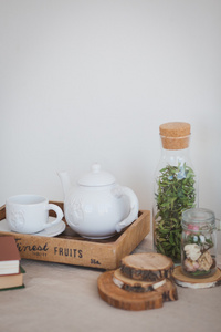 白色的茶壶和一个木制的托盘上的杯子