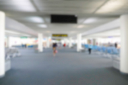 模糊的离焦图像的乘客在机场航站楼