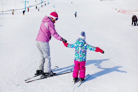教练教孩子滑雪