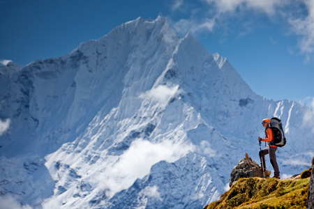 在喜马拉雅山脉徒步旅行