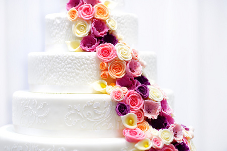 用糖花装饰的结婚蛋糕
