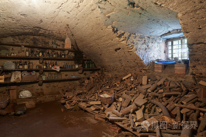 在古老的房子的木头堆旧,黑暗地下室