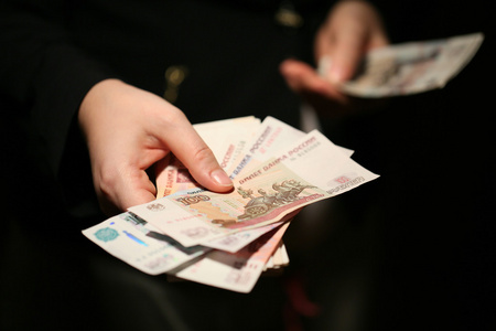 在手中的卢布。俄罗斯纸币