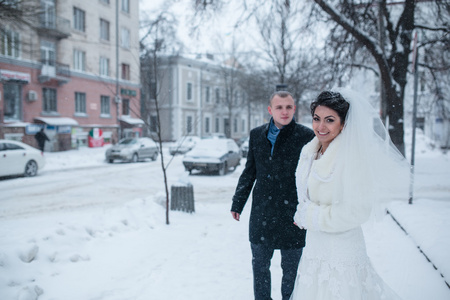 新娘和新郎走在欧洲城市图片