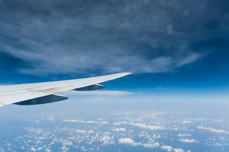 查看从飞机窗口与蓝蓝的天空和云