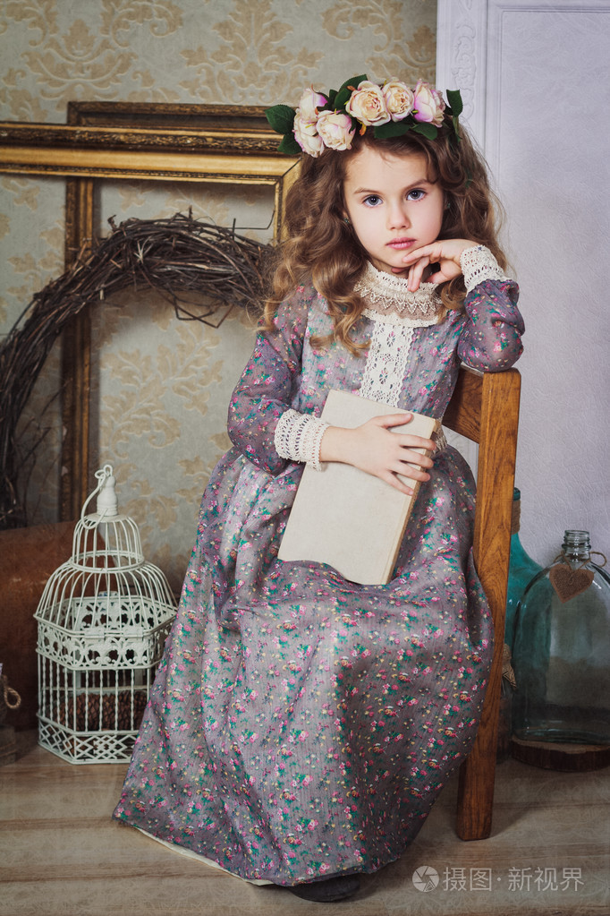 漂亮的小女孩穿着复古风格
