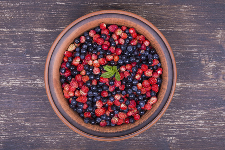 新鲜水果沙拉配草莓和蓝莓 野生浆果