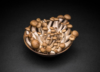 姬菇蘑菇在碗里
