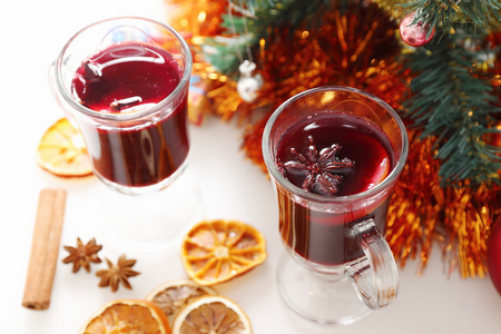 Glhwein mit geschmckten Weihnachtsbaum