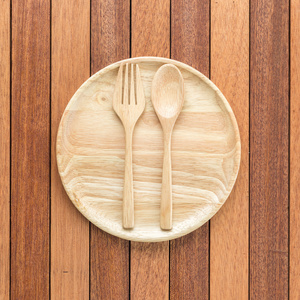 空的木盘 叉和匙木制的桌子上