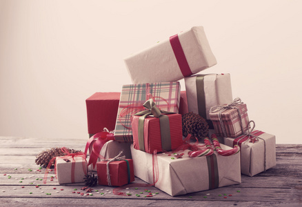 老木桌上的圣诞礼物照片
