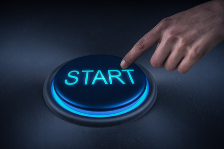 处女人的手放在车的方向盘上按下按钮按下启动按钮红色皮革按下按钮