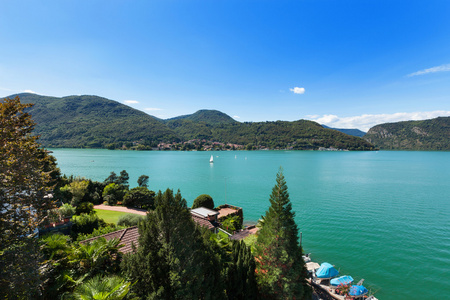 在炎热的夏天 Lugano 湖