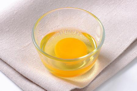 蛋清和蛋黄在玻璃碗里