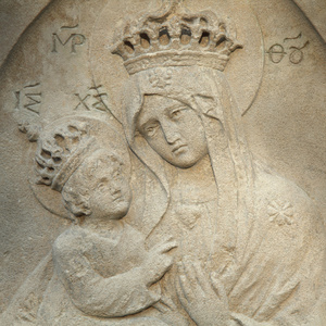 圣母玛利亚与婴儿耶稣基督的银色雕像