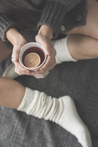 年轻女人放松和一杯茶