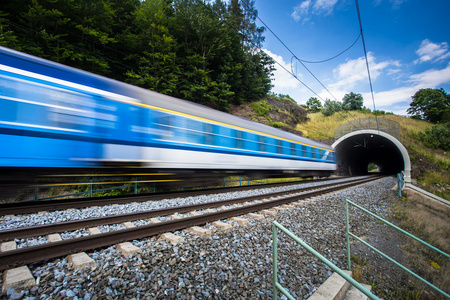快速列车通过隧道在一个可爱的夏日