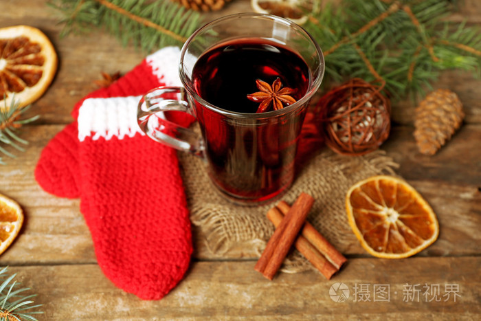 圣诞节组成的甜酒 肉桂 松树和木制背景红色针织的手套