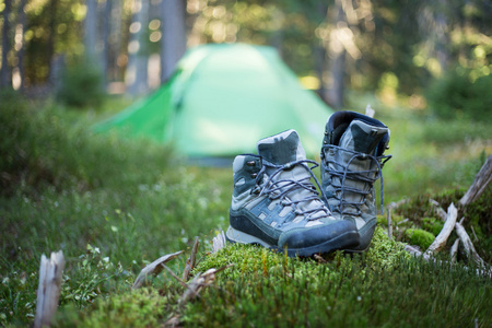 与在森林多彩色帐篷露营区。与在森林多彩色帐篷露营区