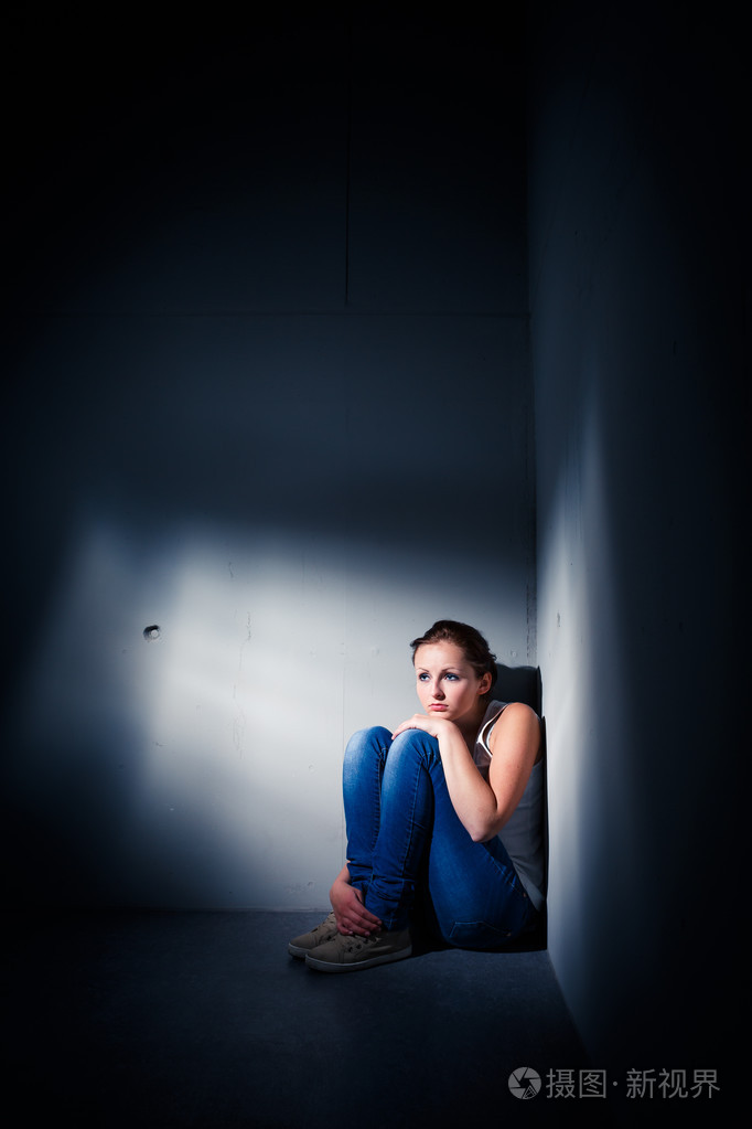 年轻女子患上严重的抑郁症 (非常刺眼的光照片-正版商用图片1kq5j9-摄