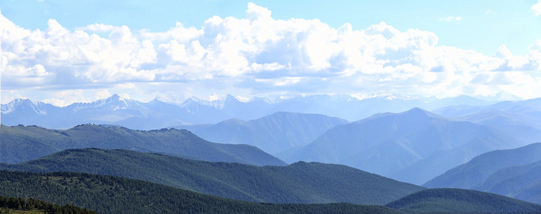 蓝色的薄雾的山。晚上。夏日风景。全景