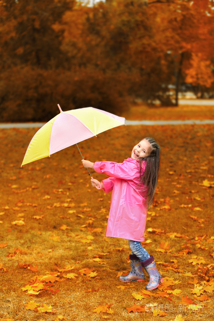 漂亮的小女孩在公园里的伞