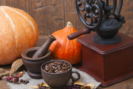 咖啡与磨床上秋天背景木杯
