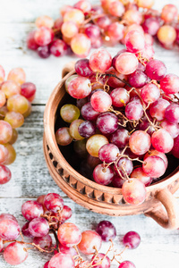 新鲜红葡萄中的陶罐，生鲜水果，整株植物食品，sel