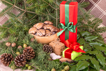 冷杉的枝条 槲寄生 木饼干和礼物的圣诞装饰
