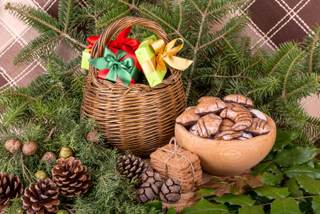 冷杉的枝条 槲寄生 木饼干和礼物的圣诞装饰