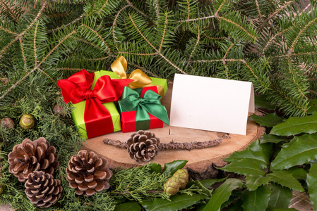 圣诞装饰用冷杉枝槲寄生木和礼物