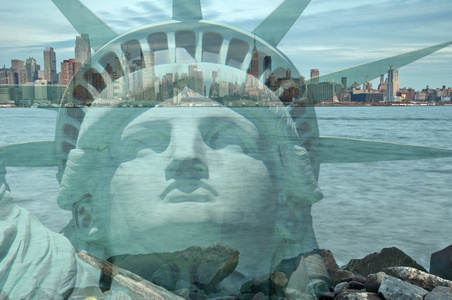 双曝光纽约市市容天际线与自由女神像