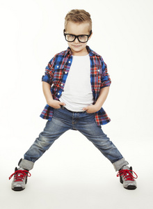 有趣的 child.fashionable 在眼镜 牛仔裤 运动鞋的白色 t 恤和格子 shirt.stylish 孩子的小