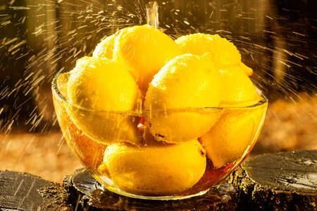 柠檬在碗下大雨