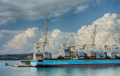 在工业的斯洛文尼亚科佩尔海港集装箱船