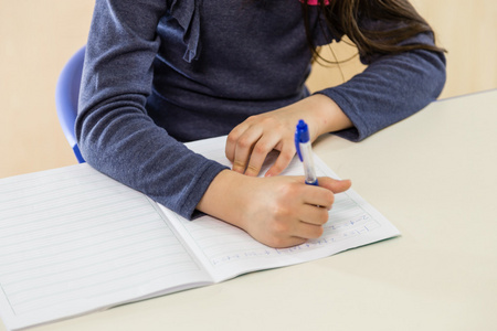 伏案写作在伏案写作的女孩照片