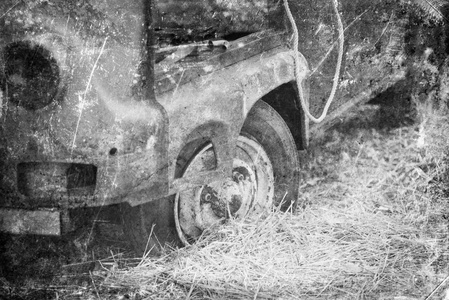 老车生锈在森林, 黑白复古照片效果