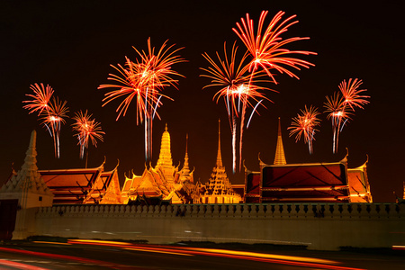 在 Wat Phrasrirattana Sasadaram 寺的烟花庆祝