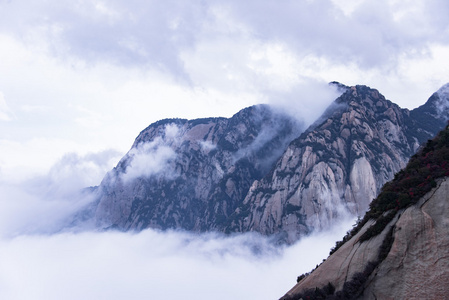 华山。中国最高的五座圣山, 被称为 西山, 以陡峭的小路令人叹为观止的悬崖狭窄的通道和壮观的风景而闻名