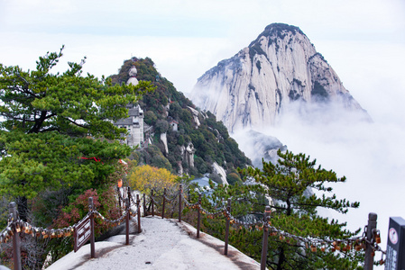 华山。中国最高的五座圣山, 被称为 西山, 以陡峭的小路令人叹为观止的悬崖狭窄的通道和壮观的风景而闻名